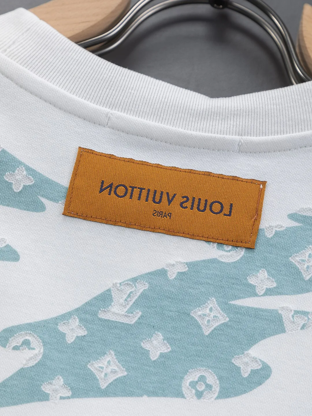 🅿️210 Louis Vuitton 1V LV micro-wide version S-XL LV 26ss new product counters are on the shelves at the same time. Multiple craftsmanship, composite fabrics, all-over cutting🔥Fire flower clouds☁️letter logo🪡 embroidery, round neck short-sleeved T-shirt, same style for men and women! Consigned to one-to-one creation. Synchronized with the official website, pure cotton fabrics at the counter! It is close to the skin and comfortable, durable and easy to wear. It has a classic and simple logo design and meticulous original craftsmanship. Short-sleeves, a must-have item for men, do not appear to be the same for the general public, but must be unique and eye-catching. This LV short-sleeve is all about quality, comfort, the same shape and fashion as always, including fabrics and cutting techniques. All of them have been made with great effort! 320 grams of washed pure cotton fabric, pure cotton is breathable, very refreshing and comfortable for daily wear. The rib knitting on the neckline is smooth and tight, and the neckline will not be skewed if you toss it at will. The loose version, you will find that it looks really good on the upper body. The overall is minimalist and neat, super versatile for daily use! Pair it casually with a pair of pants for a youthful look. A T-shirt will make your outfit crazy. It is a fashionable item that can never go wrong! Color: Black White Gray Purple Size: S-XL Size chart: S: Shoulder width 50-Bust 56-Length 70 M: Shoulder width 52-Bust 57-Length 72 L: Shoulder width 54-Bust 59-Length 74 XL: Shoulder width 56-Bust 62-Length 76